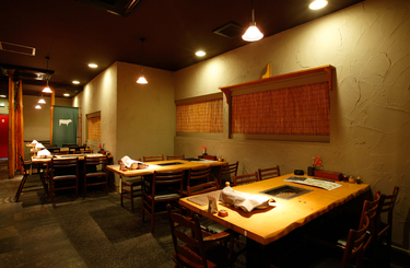 炭火焼肉食神苑 母屋店 テーブル席